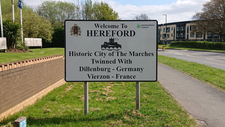 Welcome to hereford road sign